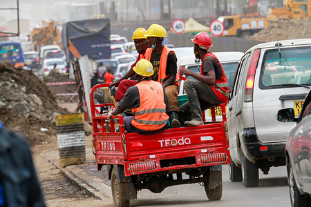 Construction workers at Section 2 of the Nairobi Expressway Project along Mombasa road.
The Government of Kenya is constructing the Nairobi Expressway, a 27.1 km long toll highway meant to de-congest Nairobi by providing faster and reliable transport. The expressway is worth an estimated US$ 505.5 million and scheduled to be completed in 2022, its being funded by China under a Public-Private-Partnership (PPP) and built by the Chinese contractors, China Road and Bridge Corporation (CRBC).