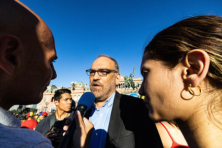 Argentine National Congressman Fernando Iglesias is interviewed. Venezuelan protesters gathered in Plaza de Mayo to demand 'freedom' in their country and the establishment of a transition process between President Nicolás Maduro and Edmundo González Urrutia, the elected head of state. The protest in Buenos Aires coincided with the brief detention of María Corina Machado in Venezuela by pro-government forces after she had participated in the protest in Caracas.