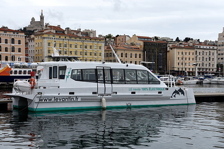A view of the histo-boat moored at the Vieux-Port of Marseille, with the basilica of "Notre-Dame de la Garde" in the background.
The histo-boat is a 100% electric catamaran used to see the monuments and key places in the history of Marseille from the sea.