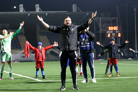 Coach Lukasz Tomczyk of Polonia Bytom is seen during the BETCLIC 1 POLISH LEAGUE 2025/2026 football match between Polonia Bytom vs Chrobry Glogow at Municipal Stadium. Final score; Polonia Bytom 2:0 Chrobry Glogow