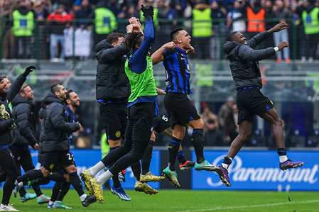 Lautaro Martinez of FC Internazionale (C) celebrates the victory at the end of the match with his teammates during Serie A 2023/24 football match between FC Internazionale and Hellas Verona at Giuseppe Meazza Stadium. Final score; Inter 2 | 1 Verona.
