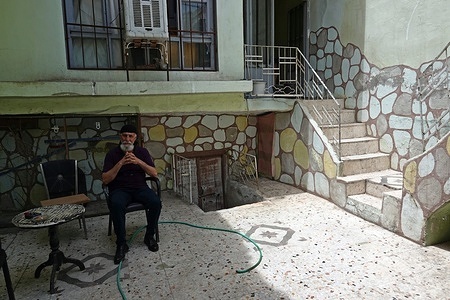 Sculptor Akram Saffan is seen in the garden of the primitive house where he lives. A sculptor named Akram Saffan, who escaped from the hands of ISIS from the Syrian city of Deir al-Zor about 10 years ago, is living in very difficult conditions in the Turkish city of Sanliurfa in the basement of a primitive two-story house. Akram's mother and sister died in the war in Syria. He was also arrested and tortured by ISIS because of his paintings and sculptures. Akram describes the sufferings of the Syrian people and the horror of the war in his sculptures.