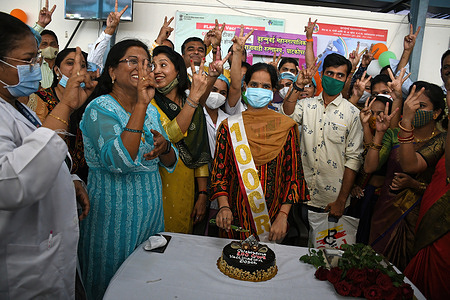 Healthcare workers celebrating making gestures at Rajawadi hospital as India crosses 1,000,000,000 (one billion) vaccinations.