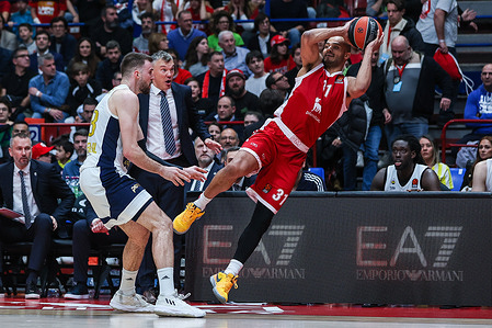 Shavon Shields #31 of EA7 Emporio Armani Milan (R) with Marko Guduric #23 of Fenerbahce Beko Istanbul (L) and Saras Jasikevicius Head Coach of Fenerbahce Beko Istanbul (C) seen in action during the Turkish Airlines EuroLeague 2023/24 Regular Season Round 31 game between EA7 Emporio Armani Milan and Fenerbahce Beko Istanbul at Mediolanum Forum. Final score; EA7 Milan 77:76 Fenerbahce.