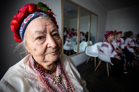 In an apartment managed by the Beregynya center, a Ukrainian choral group made up of elderly refugees from the evacuated villages of Sumy, the region with the largest geriatric population in Ukraine. Despite the proximity to the war front and the harsh conditions for the inhabitants of this city, social services continue their work with the most vulnerable people.