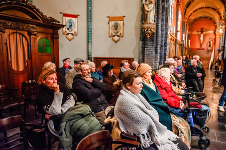 Actors dressed in old costumes attend the ceremony. On this day in 1926, the dike breached in the Land van Maas en Waal region, destroying 3,000 homes and forcing nearly 6,000 people to flee. Today, people gathered in the same church where locals were warned about the broken dike.
The flood cost millions of guilders, but fortunately, there were no fatalities. During the ceremony, an artwork was unveiled to commemorate the disaster.