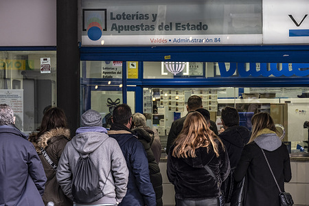 A long queue of people waits for their turn to buy Christmas lottery tickets.
As is traditional every year in the weeks leading up to Christmas, long lines of people wait at the Valdés lottery administration on La Rambla to buy Christmas lottery tickets.