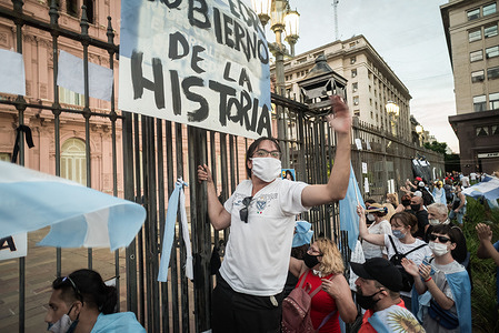 A protester hanging from the bars of the government house during the demonstration.
Demonstrators gathered at Plaza de Mayo to protest against the Argentina government of President Alberto Fernàndez over VIP vaccine rollout scandal as the Government published a list of 70 influential figures who has already received a preferential Covid-19 vaccine treatment ahead of others at the Posadas Hospital.