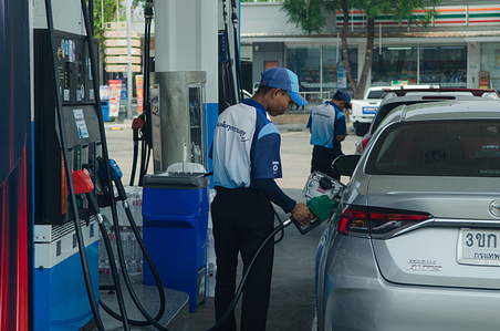 PTT station staff refuel vehicles in Mae Sot, Thailand. Residents in Mae Sot are rushing to buy fuel due to worries about potential shortages and price increases from the conflict in the Middle East. Many people from across the border in Myawaddy are also coming to purchase fuel. To keep the market stable, the Thai government has temporarily stopped fuel exports and set a price limit for diesel at under 30 baht per liter, while confirming they have enough supplies to last for two months.