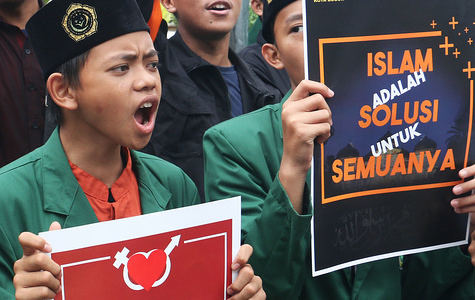 Protesters are seen holding placards while chanting slogans during the protest.
A number of protesters were seen holding placards and banners when they rejected Valentine's Day celebrations (February 14) at Tugu Kujang, Bogor, They invite teenagers to study religious matters more than to participate in Valentine's Day celebrations.