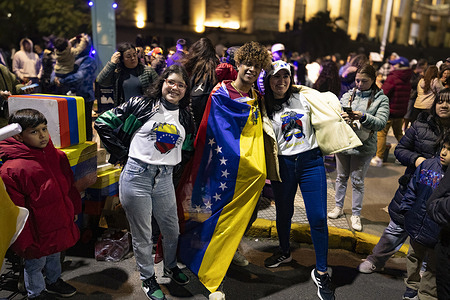 Venezuelan youths display their flags along the streets of Buenos Aires during the demonstration. María Corina Machado achieved a massive call for protest in 373 cities around the world to defend the will of Venezuelans who expressed their will at the polls on July 28 and now protest against Nicolás Maduro's election fraud.