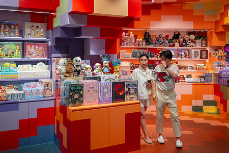 A couple in the Pop Mart flagship shop on the 7th floor of the ICONSIAM shopping mall. Having opened on August 8th, 2025, the shop is the biggest Pop Mart shop in Thailand, and the 2nd largest one in the world.