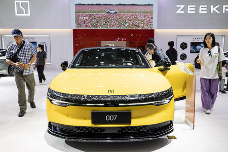 Visitors look at a Zeekr 007 at the 2024 Central China International Auto Show. The 22nd Central China International Automobile Exhibition and New Energy Intelligent Connected Vehicle Exhibition 2024 opened at the Wuhan International Expo Center. This year's event, themed "New Mobility Ecosystem," features over 80 car brands and more than 1,000 models. Additionally, the exhibition serves as the main venue for the "National Consumer Goods Trade-in Action - Hubei Station and 'Automobile Chutian' Automobile Consumption Season" event. Attendees can benefit from various subsidies provided at the national, provincial, municipal, and district levels.