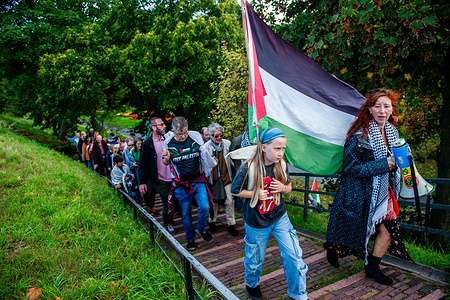 Palestinian supporters are seen taking the stairs to the Waal bridge. Again, people in Nijmegen took to the streets of the city to call for an end to the genocide in Gaza. Hundreds of participants marched in a procession to the Waal Bridge, accompanied by loud noise and flag displays. For many weeks now, the Nijmegen for Palestine citizen group has been holding a noise protest at the train station every Thursday at 6:00 PM. This protest is to draw attention to "the genocide and starvation of Gaza."