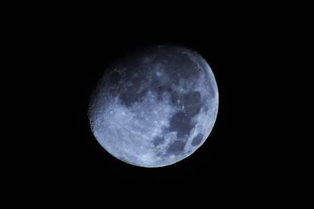 A view of the moon at dawn during the holy month of Ramadan in Blangpidie.