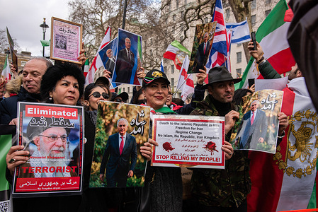 People celebrate with Iranian flags and placards following the news of the joint Israeli-U.S. strikes killing Iran's Supreme Leader Ayatollah Ali Khamenei. Crowds gathered in Central London with flags and placards following the news of the joint Israeli-U.S. strikes that killed Iran's Supreme Leader Ayatollah Ali Khamenei on February 28, 2026. A historic moment unfolding on the streets of the UK.