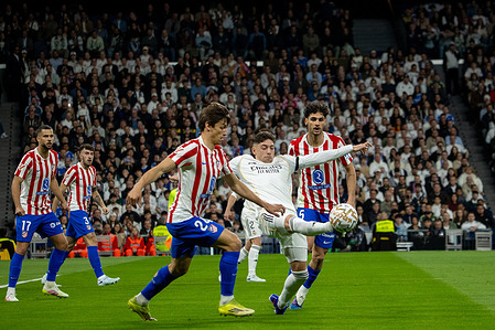 Fede Valverde of Real Madrid seen in action during the EA SPORTS La Liga 2025-2026 match between Real Madrid and Atlético de Madrid, played at the Santiago Bernabéu Stadium. Final score: Real Madrid 3 - 2 Atlético de Madrid
