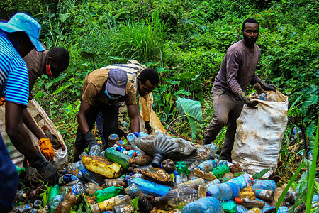 Volunteers removing plastic bottles and other trash polluting Ruaka River.
An increasing production of single-use plastics for beverage and other uses has become a nightmare in solid waste management in Kenya.