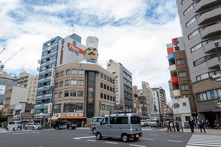 A large chef statue sits atop a commercial building in Kappabashi Kitchen Town. The landmark is associated with the district’s concentration of kitchenware and restaurant supply stores. Kappabashi Kitchen Town in Tokyo is a specialty shopping street dedicated to restaurant supplies, cookware, and kitchen tools. It’s especially known for its realistic plastic food displays and attracts both professional chefs and curious visitors.