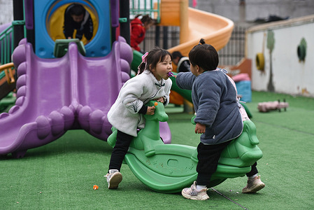 A child shares snacks with another child in a kindergarten.
The National Bureau of Statistics of China released the Statistical Communique on the 2021 National Economic and Social Development. According to the Communique, China's population at the end of 2021 was 1.413 billion, including 914.25 million permanent urban residents, which increased by 480,000 over the previous year. In 2021, China also recorded 10.62 million births, with a birth rate of 7.52 per thousand. In the same year, 10.14 million people died, with a mortality rate of 7.18 per thousand.