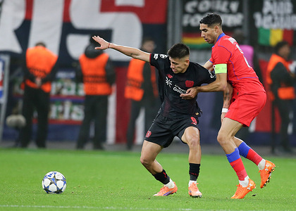 Claudio Echeverri of Bayer 04 Leverkusen and Achraf Hakimi of Paris Saint-Germain in action during the UEFA Champions League football match between Bayer Leverkusen and Paris Saint-Germain at the BayArena stadium. ( Final score; Paris Saint-Germain 7:2 FC Bayer Leverkusen )