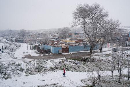 Heavy snowfall seen over the marginal neighbourhood of La Cañada Real.
Spain registers historical low temperatures and snowfalls putting the community of Madrid on alert. In the south of Madrid, La Cañada Real, the community has been deprived of electricity for 3 months.