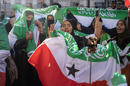 Protesters chant slogans and hold Somaliland flags during the demonstration outside Downing Street in London. Over a hundred Somali people gathered outside Downing Street in London to urge the UK government to recognize Somaliland, which has operated as a self-governing state since declaring independence from Somalia in 1991. The protest followed Israel’s formal recognition of Somaliland on December 26, 2025, making it the first UN member state to do so. Israeli Foreign Minister Gideon Sa’ar later visited the capital, Hargeisa, to discuss diplomatic relations and the opening of an embassy.