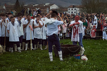Raúl, who has been attending the Alsasua Carnival for forty years, smears himself with sheep's blood, while the young up-and-coming carnival performers watch him intently at the 2026 Alsasua Carnival. Carnival celebration in Alsasua, its protagonists the “momotxorros”, a character half man, half bull, are characteristic because they wear their sonorous cowbells, animal skins, almost always sheep, white shirt, blue pants, abarcas and their unmistakable masks with horns, to look more terrifying they stain their arms and face with blood, they carry a wooden sarde that serves to terrify everyone who goes to the carnival.