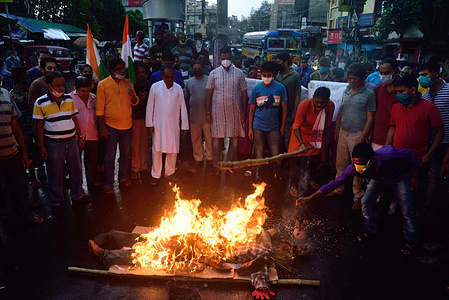 Protesters burning an effigy of Chinese president, Xi Jingping and Chinese flags during the demonstration.
Indians protest against Chinese intrusion into Indian Territory in a border brawl with Indian army where 20 of Indian soldiers were martyred on 15th June night at Galwan Valley in ladakh. Reports suggest that the Chinese side also suffered a number of casualties.