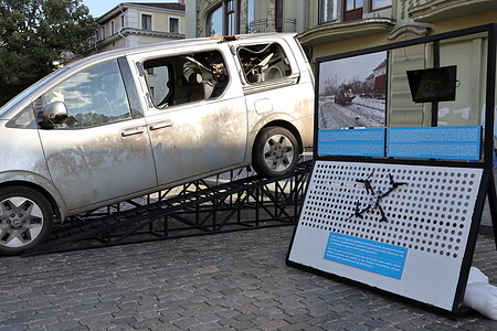 A damaged humanitarian aid vehicle "Proliska" and a Russian drone on Deribasovskaya Street. An exhibition and installation titled "Humanitarian System Under Attack" has opened on Derybasivskaya Street in Odessa. The exhibition is based on photographs, testimonies, and materials collected by teams from the "Proliska" humanitarian mission during civilian evacuations and operations at sites of Russian shelling. It tells the stories of people who continue to provide aid near the front line, despite the constant threat to their own lives.