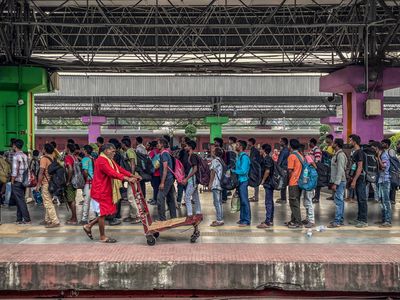 Migrant workers queue on a platform to board a long-distance train heading toward Bengaluru for employment opportunities. According to official census estimates, India counts over 139 million internal migrants, with primary labor-sending regions including West Bengal, Bihar, Jharkhand, and Uttar Pradesh supplying workforce demand in major economic destinations such as Bengaluru, Mumbai, Delhi, and Chennai.