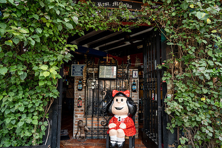 Mafalda character sits at the doorway of the famous Mafalda restaurant.
The cartoonist, Joaquín Salvador Lavado Tejón, known by his pen name of Quino, and creator of Mafalda died today. Images showing the Mafalda Restaurants in Mexico City named after the famous cartoon character Mafalda.