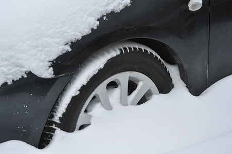Heavy snowfall in Moscow forced car owners to abandon car trips.