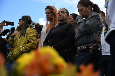 Civil society and family members seen in front of the grave of Oscar Perez during the funeral.
The body of Oscar Perez, inspector of the scientific police, was buried in the Eastern Cemetery. The funeral was guarded by officials of the National Guard and only her aunt could see the body and witness the funeral. The cemetery was closed until 8:00 am when the national guard decided to retire and allow access to the public. Civil society and family members paid respect to the tomb of the inspector.
