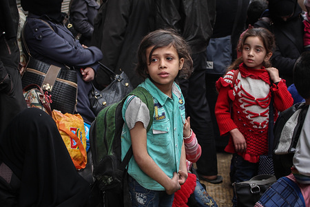 Children seen waiting for the evacuation bus.
According to reports, civilians, mostly ill people and injured that need urgent medical attention, were evacuated from rebels-held areas in Eastern Ghouta to Damascus under the supervision of the Syrian Arab Red Crescent (SARC).