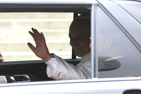 The pontiff seen leaving the Sapienza University. The meeting with the Roman academic community provided an opportunity to discuss the issues of education, research, and the role of younger generations in contemporary society.