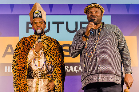 The King of Angola Tchongolola Tchongonga Ekuikui and his translator (name not mentionned) during his speech for the Black Awareness Day. In celebration of Black Awareness Day, a brazillian holiday celebrated in November, Angola´s King Tchongolola Tchongonga Ekuikui participated in a meeting about black peoples' history, at MUHCAB Museum.