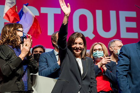 Anne Hidalgo waves to her supporters during her political meeting in Perpignan.
The first meeting of Anne Hidalgo, the representative of the socialist party for the French presidential election in 2022 has gathered barely more than 1000 people. Her score in the last poll was estimated at around 3% which could pose a problem of financing her election campaign. A candidate must reach at least a score of 5% in the first round to obtain a refund of the expenses for the campaign by the state. At the meeting in Perpignan, the supporters only gave 580 Euros to the campaign financing account.