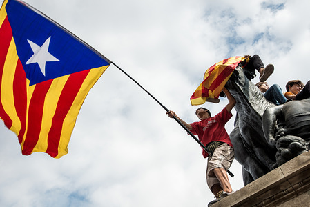 Student seen holding a Catalan flag. 
Students hold a silent protest against the violence that marred yesterday's referendum vote outside the University.
Catalonia's government met to discuss plans to declare independence after the results of 1st October disputed referéndum.