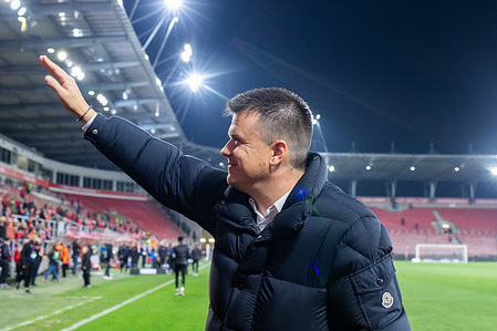 Mindaugas Nikolicius sports director of Widzew waves during the Polish PKO BP Ekstraklasa League match between Widzew Lodz and Radomiak Radom at Widzew Lodz Municipal Stadium. Final score; Widzew Lodz 3:2 Radomiak Radom.