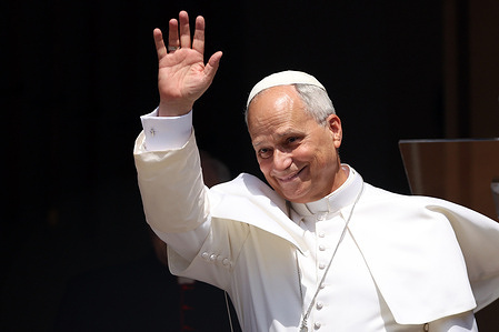 Pope leaves the square at the end of the Angelus. Pope Leo XIV led the Angelus prayer from the papal residence overlooking Piazza della Libertà in Castel Gandolfo, addressing the faithful and pilgrims who have come from various locations to participate in the traditional Sunday gathering. At the end of the prayer, the Pontiff greeted those present and imparts his apostolic blessing.