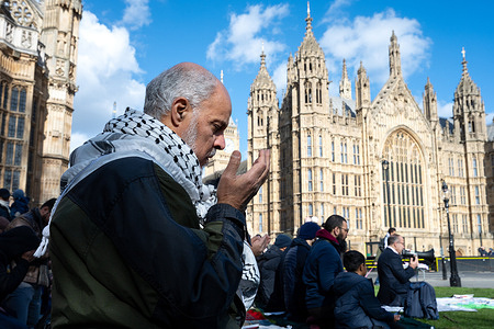 A protester performs a Dhuhr prayer with the House of Parliament and Elizabeth Tower (Big Ben) in the background. Protesters gathered outside the Palace of Westminster during a demonstration calling for the protection of the Al-Aqsa Mosque and opposing what organizers describe as ongoing violations and restrictions at the sacred site by Israel. Demonstrators waved Palestinian flags and held placards calling for the safeguarding of religious access to the mosque, one of Islam’s holiest places.