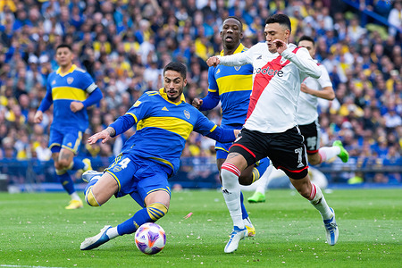 Matias Suarez (R) of River Plate and Jorge Nicolás Figal (L) of Boca Juniors seen in action during a match between Boca Juniors and River Plate as part of Liga Profesional 2022 at Estadio Alberto J. Armando.
(Final score; Boca Juniors 1:0 River Plate)
