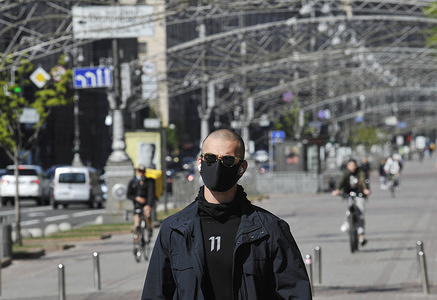 A man wearing a face mask as a precaution against the spread of coronavirus walks on the street during the lockdown.
In Ukraine 7170 laboratory-confirmed cases of COVID-19, of which 187 were fatal, 504 patients recovered. During the day, 578 new cases were recorded reports from the Ministry of Health Ukraine.