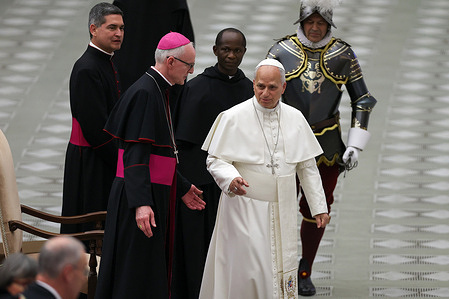 The Pope seen leaving the hall after the ceremony. A solemn swearing-in ceremony took place today in the Paul VI Hall, where the new recruits of the Pontifical Swiss Guard pledged their allegiance to the Pontiff, Pope Leo XIV. Before Vatican authorities and their families, the guards recited the traditional vows, pledging to defend the Pope even at the cost of their own lives. The ceremony took place in an atmosphere of great reflection, renewing a centuries-old tradition that symbolizes dedication and service to the Holy See.