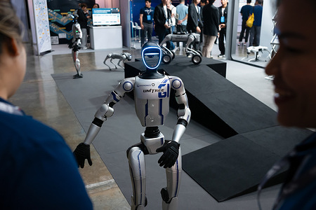 A Unitree humanoid robot is posing in front of visitors at Intelligent Asia Thailand 2026 in Bangkok International Trade & Exhibition Centre (BITEC). The exhibition serves as the premier platform for Southeast Asiaís electronics supply chain, specifically focusing on the convergence of Printed Circuit Board (PCB) manufacturing and industrial automation.