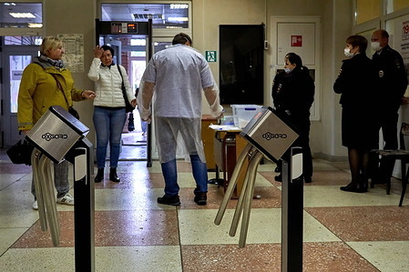 Access system is seen at the entrance of the polling station.
Today is the final day of the single vote. From 17th to 19th, Russians elect deputies to the State Duma, in nine subjects - heads of regions, and in another 39 - regional parliaments. Municipal elections are also taking place on these days. Electronic voting has been introduced for the first time.