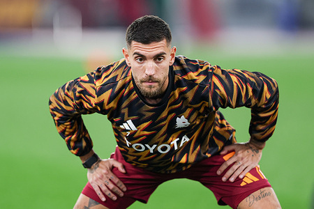 Lorenzo Pellegrini of AS Roma seen during warum-up before the SERIE A 2025/2026 match AS Roma and Como at San Siro. Final score; AS Roma 1:0 Como.