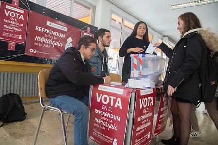 Student seen voting during the referendum at the Faculty of Business Sciences.
Volunteers from the Autonomous University of Madrid initiated the consultative referendum to decide if the thousands of students, professors and workers of the university want a legitimate vote to decide the form of the Spanish state and ask if they prefer monarchy or republic. This vote would mark the first voting date that would be extended to other Spanish universities and Spanish cities.