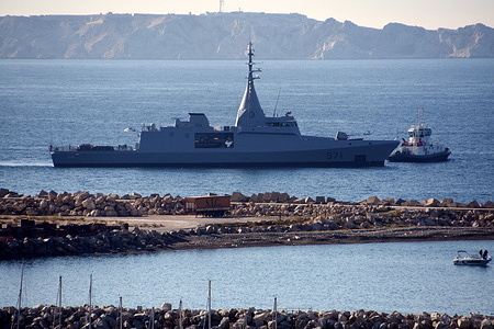 The Egyptian corvette Elfateh leaves the port of Marseille.
The Egyptian corvette Elfateh spent more than 3 months in dry dock, in the port of Marseille, for a technical stop. The crew of the ship had undergone a period of fourteen days quarantine in the port of Toulon where all Egyptian sailors had been tested for Covid-19 on their arrival, the results being negative.